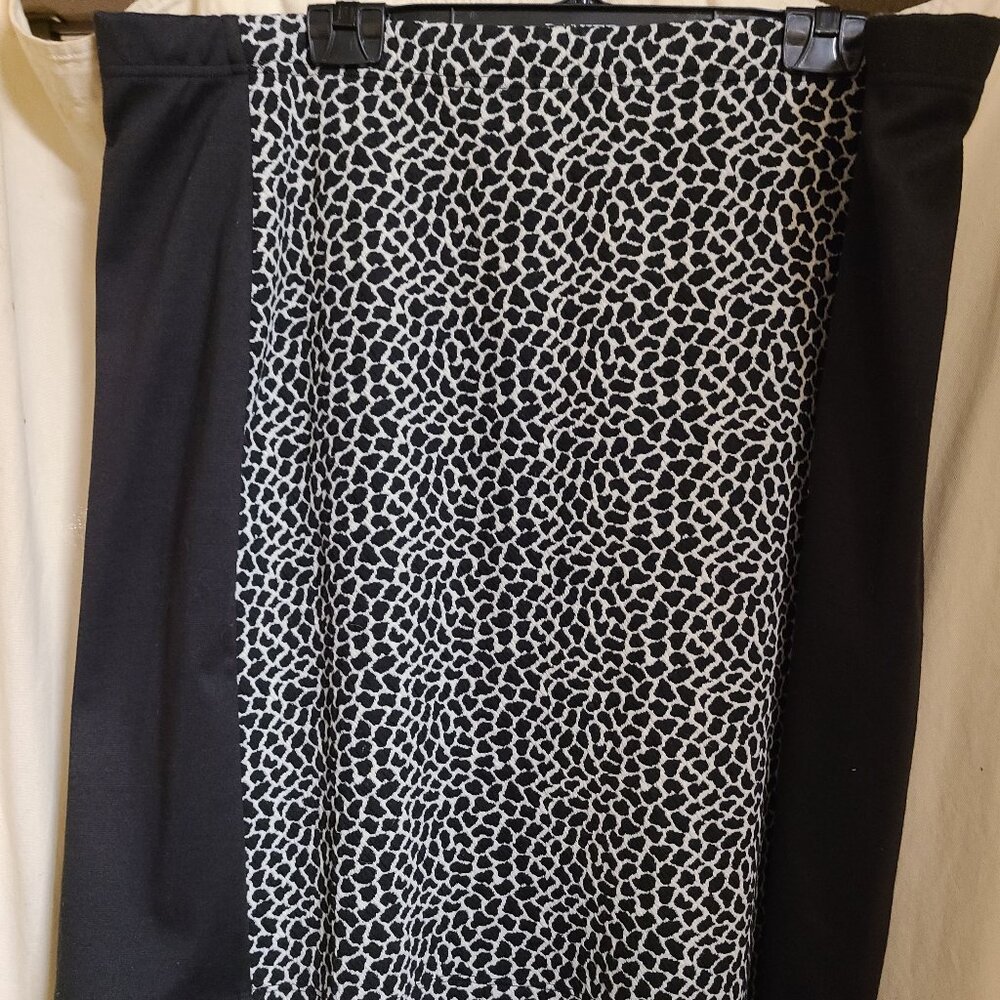 Reitmans Plus Size Skirt, 23" long black and white print. stretch knit